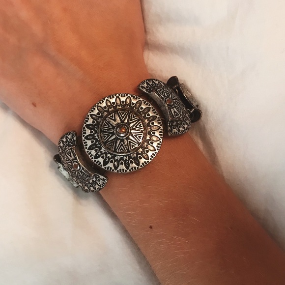 American Eagle Outfitters Jewelry - silver clasp bracelet